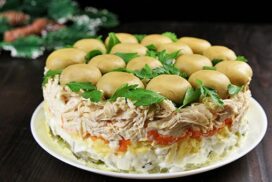 Много вкусна салата, която може да бъде поднесена като едно голямо блюдо и като индивидуални порции!