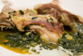 Агнешко магданозлия – традиционна пролетна рецепта, по която се приготвя най-вкусното и крехко месо