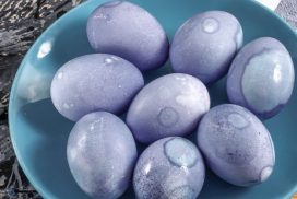 Интересен начин за боядисване на сиво-сини великденски яйца- при това БЕЗ БОЯ ИЛИ ДРУГИ ИЗКУСТВЕНИ БАГРИЛА