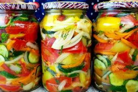 Когато отворите буркан с тази салата, ще усетите колко свежи са зеленчуците, сякаш е приготвена току-що от пресни продукти!