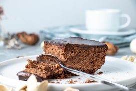 2 СЪСТАВКИ, 30 МИНУТИ ЗА ПРИГОТВЯНЕ: Най-лесната рецепта за шоколадова торта, която всички ще обикнат!